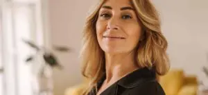 Descubra qual idade começa a menopausa e como se preparar para sua chegada. Conheça os sintomas e fatores de influência para uma transição mais saudável.