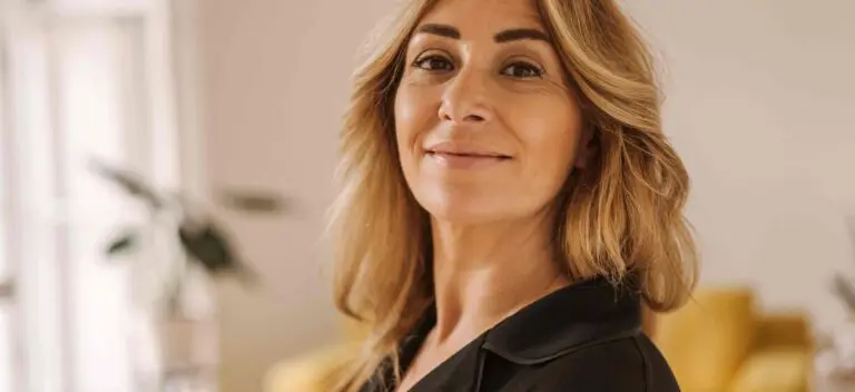 Descubra qual idade começa a menopausa e como se preparar para sua chegada. Conheça os sintomas e fatores de influência para uma transição mais saudável.